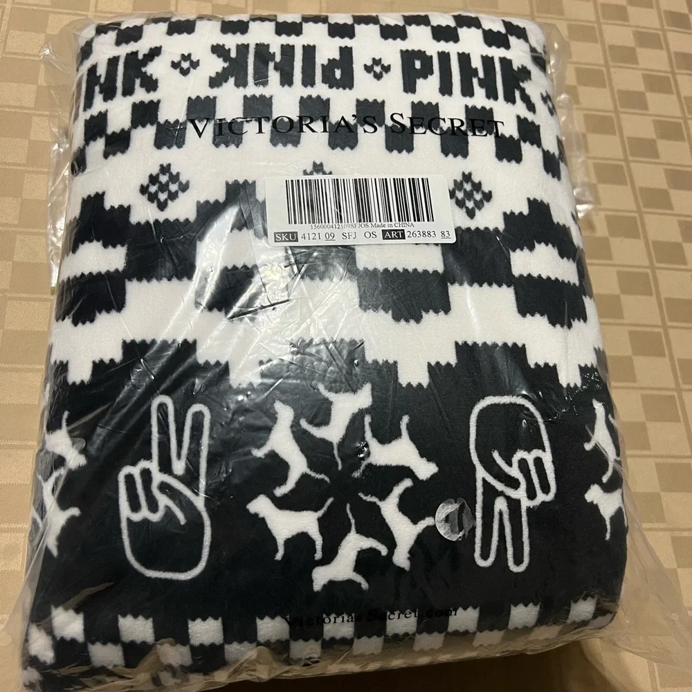 PINK By VS Sherpa Throw Blanket Black White Peace Dogs Logo 50” X 60” NEW